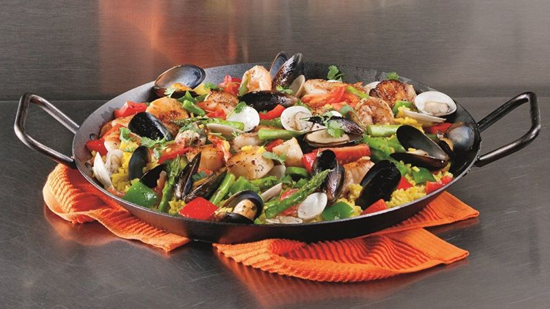 Paellera de 15'’, $47